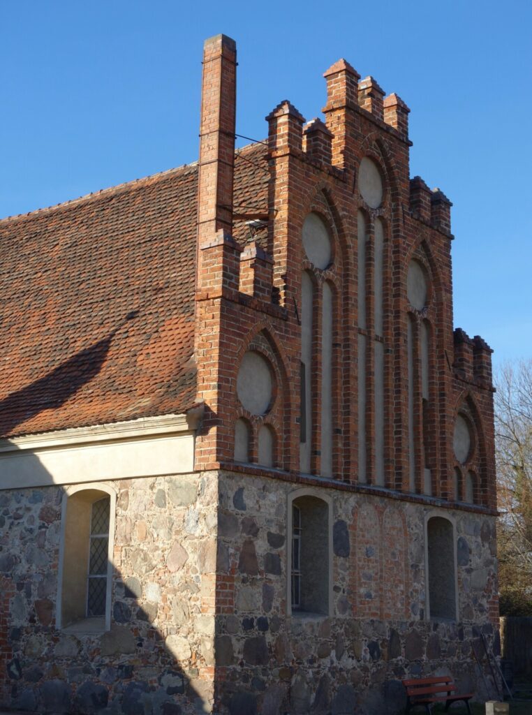 Backsteingotischer Kirchengiebel in Derwitz