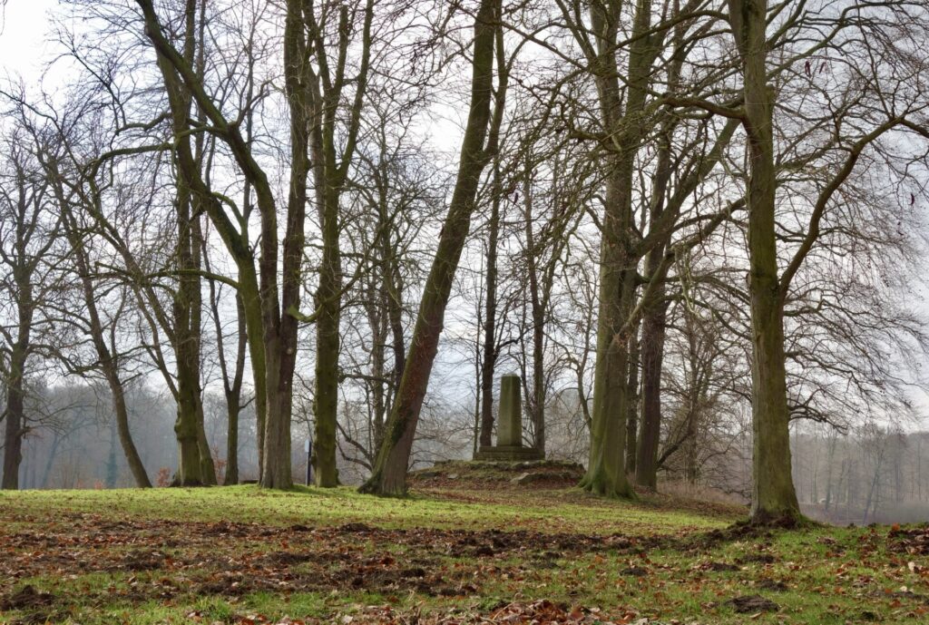 Obelisk im Park Petzow.