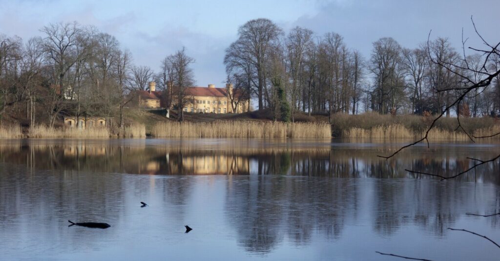 Schloß Petzow am eisbedeckten Haussee
