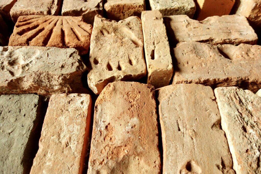 Mittelalterliche Backsteine in verschiedenen rötlichen Farben