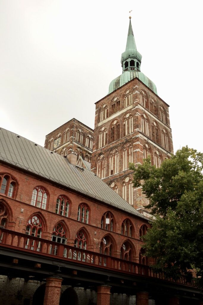 Rathaus Rückseite und Nikolaikirche