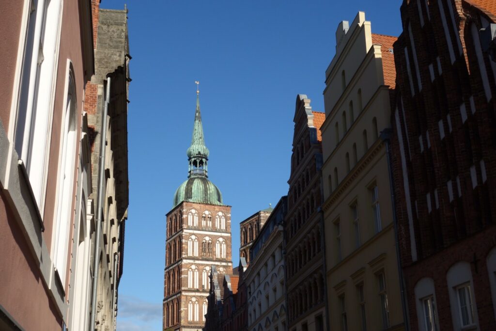 Durch die Gassen Blick auf Nikolaikirche
