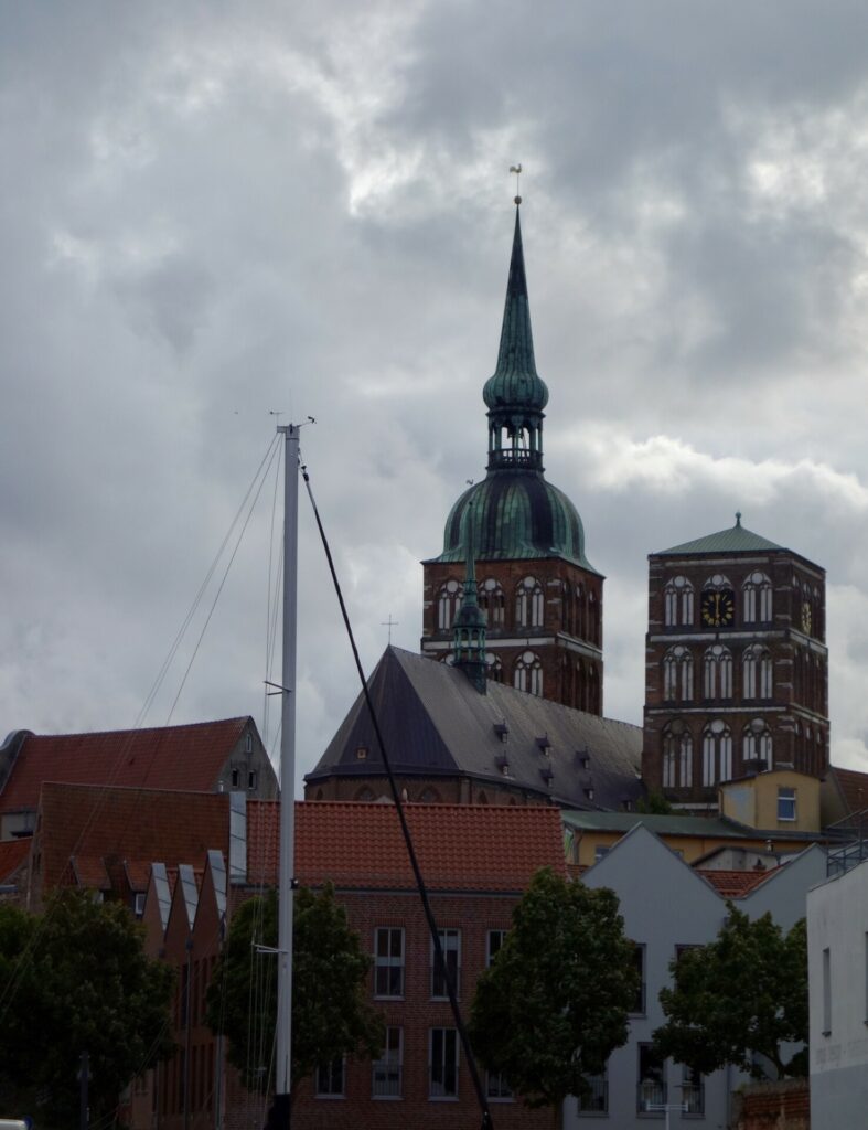 Blick vom Hafen auf die Türme der Nikolaikirche