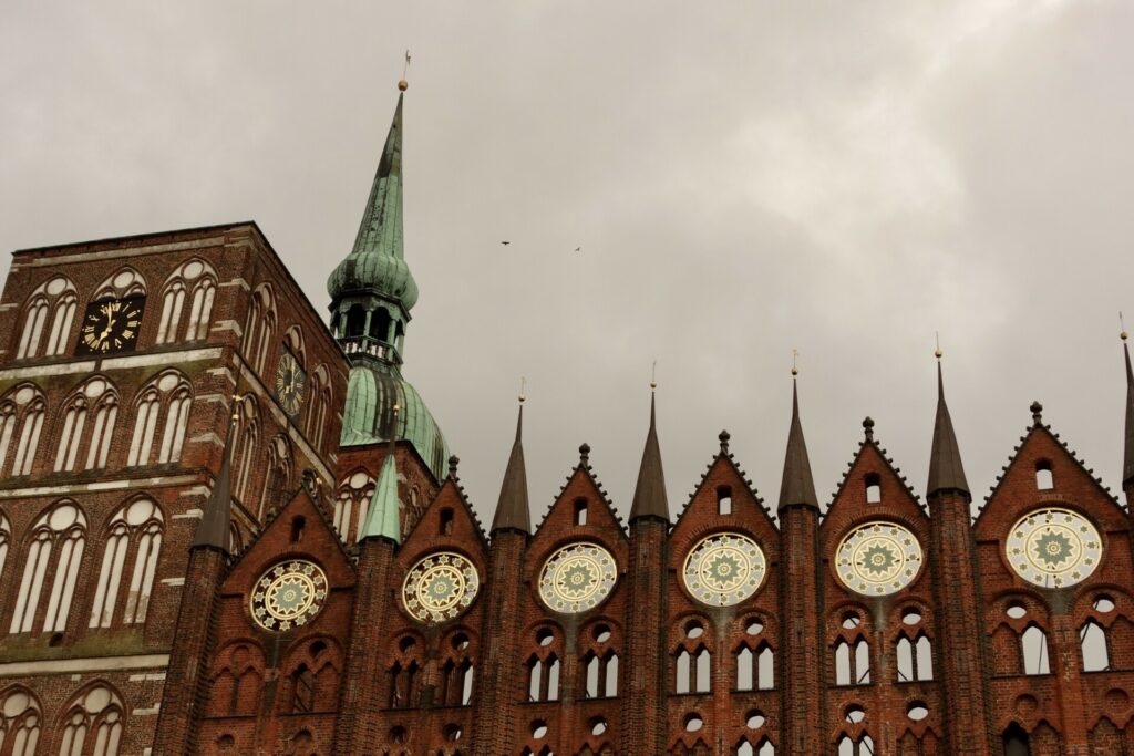 Der obere Teil der Fassade des Stralsunder Rathauses