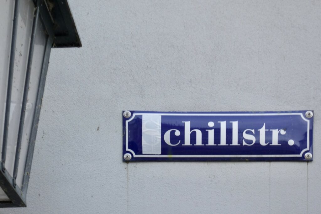 Schillstraße wird Chillstr. auf dem Stralsunder Straßenschild