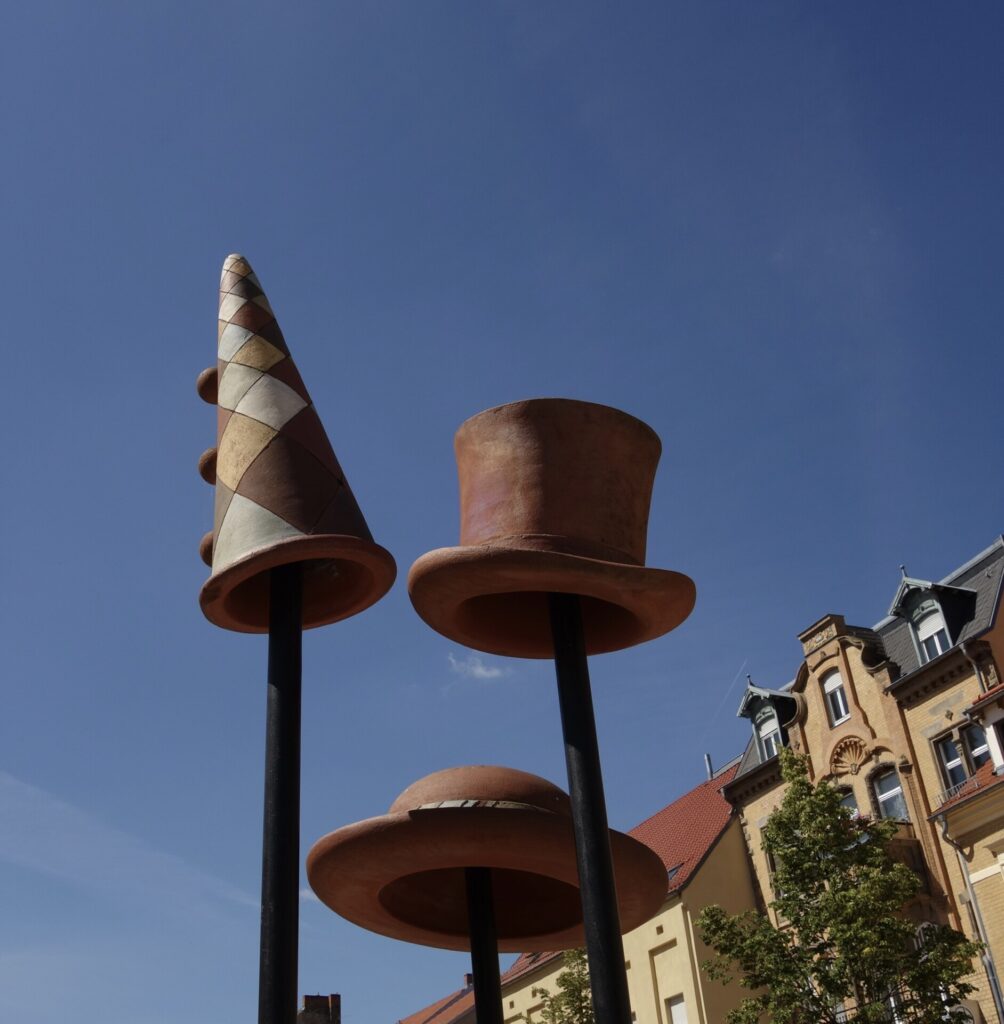 Symbolhüte vor blauem Himmel in Luckenwalde