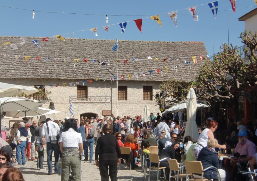 Fest auf dem Platz vor dem Kloster in Omódos, Zypern