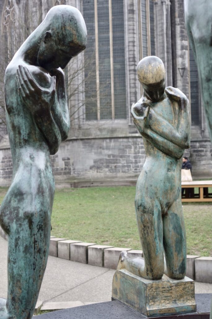 Knieende Knaben von George Minne in Gent, Detailaufnahme 