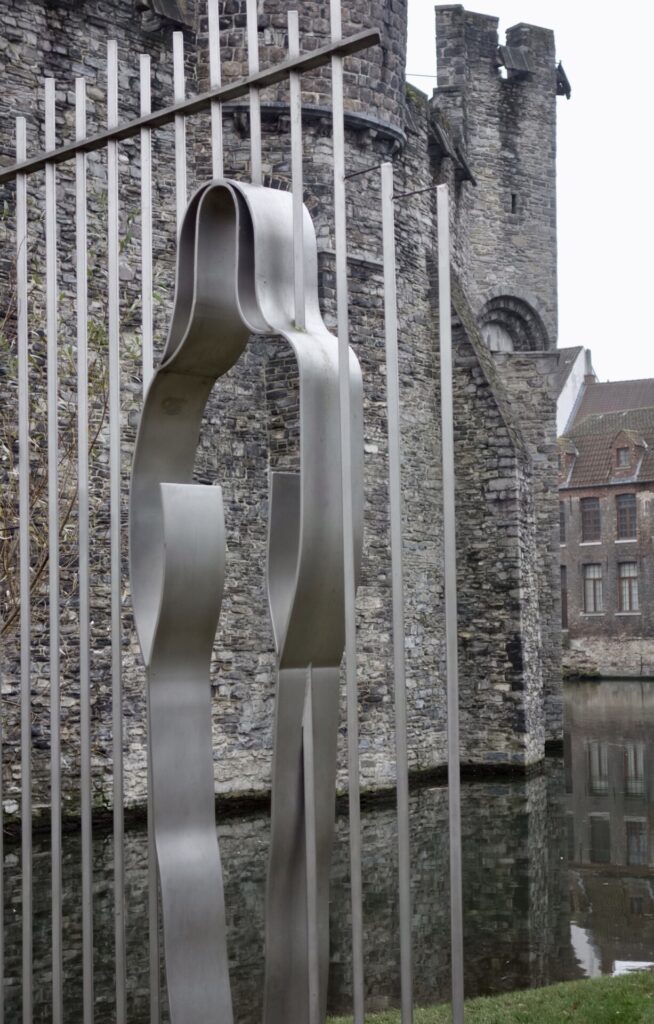 Hohlraumskulptur vor dem Gravensteen in Gent